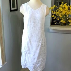 Petite Sophisticated white sleevless linen dress. Size 8. V NECK.